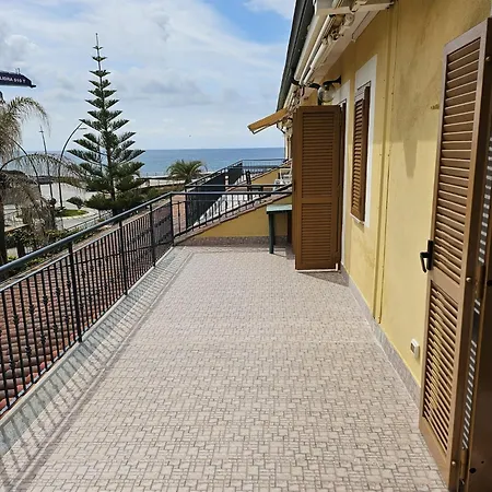 M&m House-appartamento Sul Mare * Санта-Мария-ди-Кастеллабате